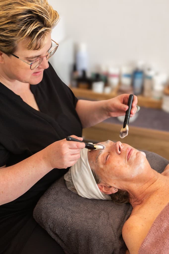 Meta Kooij tijdens een behandeling in Salon Meta